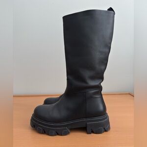 *SOLD* Black Steve Madden Boots